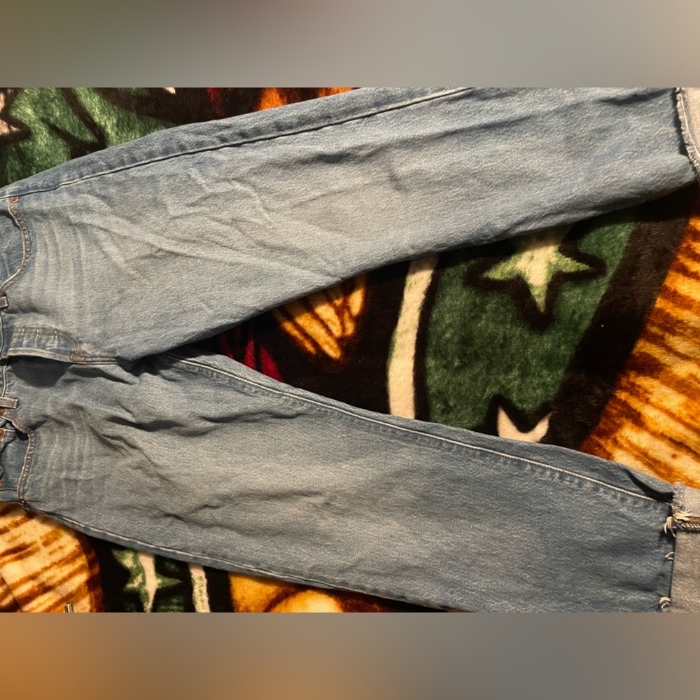 Women Levi jeans size 31,worn but in good shape.
